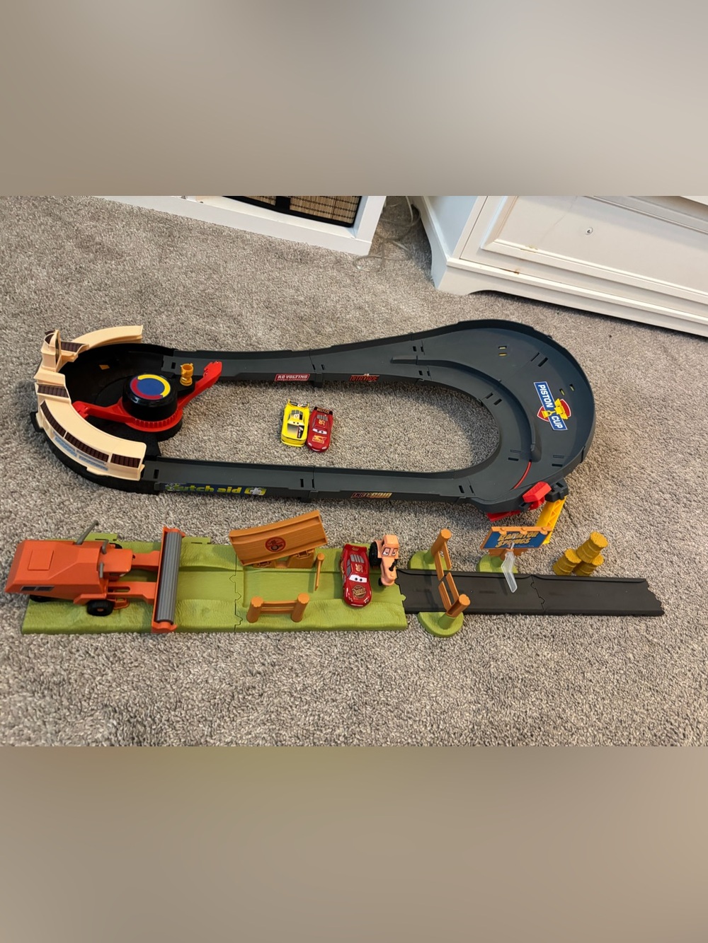 Disney 3 Piston Cup Race Off Playset - lightning McQueen